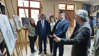 Edirne Valisi Kırbıyık öğretmen ve öğrencilerin yaptığı resimlerinden oluşan sergiyi gezdi