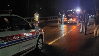 Sakarya’da bariyerlere çarpan otomobilin sürücüsü yaralandı