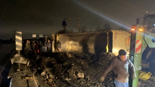Bağcılar’da hafriyat kamyonunun devrildiği cadde trafiğe kapatıldı 