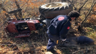 Sakarya’da ormanlık alanda devrilen traktörün sürücüsü öldü
