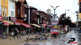 "Kanatlı dostlarım" dediği güvercinleri koronavirüs günlerinde besliyor