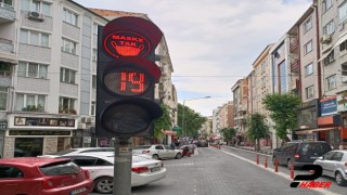 Trafik ışığıyla "Maske tak" çağrısı