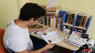 Ailesine destek için dondurmacıda çalışan genç kazandığı üniversiteyle gururlandırdı