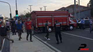 Edirne'de trafik kazası sonrası bir grup, yolu trafiğe kapattı