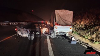 Balıkesir'de 5 kişinin yaralandığı trafik kazasında alev alan otomobil yandı