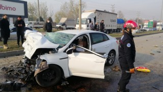 Bursa - Ankara kara yolunda iki otomobil çarpıştı: 1 ölü, 4 yaralı