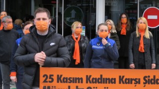 Kırklareli Valisi Bilgin kadına şiddete karşı farkındalık amacıyla pazar yerinde ”turuncu maske” dağıttı