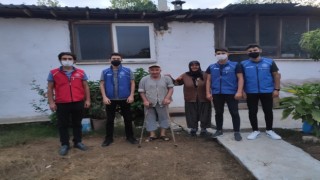 Manyas’ta Gençlik Merkezinin gönüllü gençleri yaşlıları evlerinde ziyaret ediyor