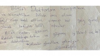 Sağlık çalışanlarına şükran duygularını kağıt havluya yazdığı notla iletti