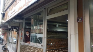 Bursa’da hırsız ile iş yeri çalışanı arasındaki arbede kameraya yansıdı