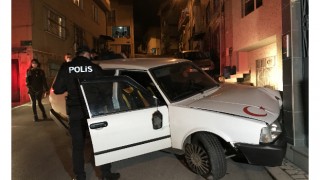Bursa’da polisten kaçan sürücü, otomobiliyle evin duvarına çarptı