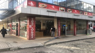 Kocaeli’de otomobilin yayaya ve iş yerine çarpma anı güvenlik kamerasına yansıdı