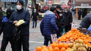 Önünde kuyruk oluşan seyyar satıcılara ceza