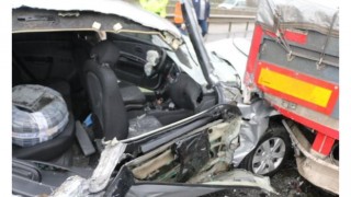 Sakarya’da otomobil tırın altına girdi: 3 yaralı