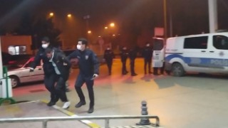 Yalova’da silahlı saldırı şüphelisinin gözaltına alınmasının ardından çıkan gerginlikte 2 polis yaralandı