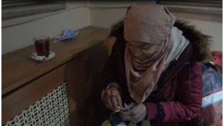 Bursa’da güvenlik güçleri, sokakta üşümesi üzerine polis merkezine götürdükleri evsiz kadına çay ikram etti