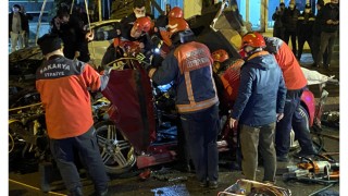 GÜNCELLEME Sakarya’da kamyon iki otomobilin üzerine devrildi: 1 ölü, 1 yaralı