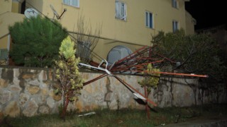 Ayvalık’ta hortum nedeniyle 4 tekne battı, binalar ve araçlarda hasar oluştu