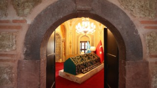 Ertuğrul Gazi Türbesi’nin alp kıyafetli ”saygı nöbetçileri” gururlu