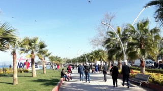 Kocaeli’de vatandaşlar güneşli havanın tadını çıkardı