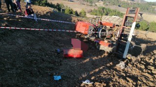 Sakarya’da devrilen traktörün altında kalan muhtar öldü
