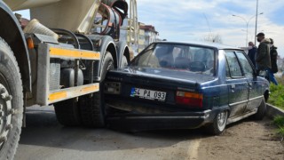 Sakarya’da engelli aracına çarpmamak için manevra yapınca beton mikserine çarpan otomobilin sürücüsü yaralandı
