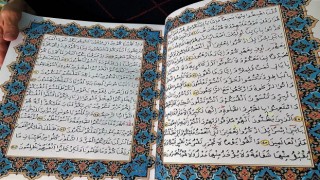 Salgın döneminde eve kapanan emekli Lokman amca iki Kur’anı Kerim yazdı