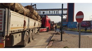 Bursa’da tırla çarpışan hafif ticari araçtaki 2 kişi yaralandı
