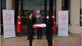 Çanakkale’de 18 Mart’ta göndere çekilecek ay yıldızlı bayrak Kocaeli’ye ulaştı
