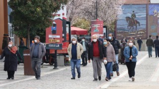 Trakya’da kısıtlamanın olmadığı ilk cumartesi cadde ve meydanlarda hareketlilik yaşanıyor