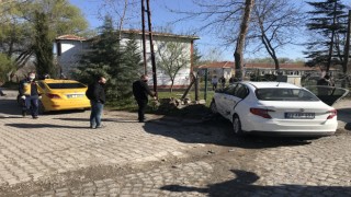 Edirne’de taksi otomobile çarptı : 1 yaralı