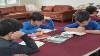 Hendekli muhtar çocuklara kitap okuma alışkanlığı kazandırıyor