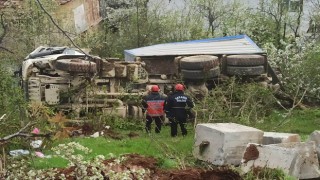 Taraklı’da şarampole devrilen kamyonun sürücüsü yaralandı