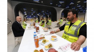 Bakan Karaismailoğlu metro istasyonunda görevli işçilerle iftar yaptı