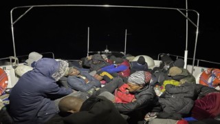Balıkesir açıklarında Türk kara sularına itilen 30 düzensiz göçmen kurtarıldı