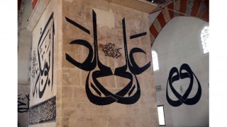 Eski Cami ”hat yazılarıyla” ziyaretçilerini geçmişe yolculuğa çıkarıyor