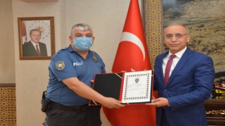 İl Emniyet Müdürü Kaya’dan toplumsal duyarlılık gösteren polislere teşekkür belgesi
