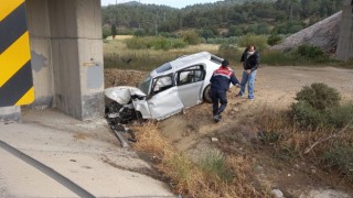 Bilecik’te yüksek hızlı tren viyadüğünün ayağına çarpan otomobildeki 2 kişi yaralandı