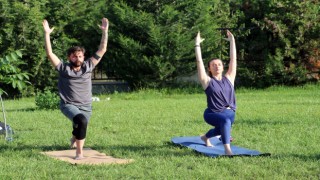 Dünya Yoga Günü’nü üniversite kampüsünde yoga yaparak kutladılar