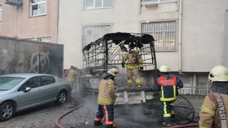 Kağıthane’de park halinde yanan kamyonet kullanılamaz hale geldi