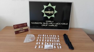 Çorlu’da polisi görünce çoraba sardığı uyuşturucuyu atan zanlı kaçtı