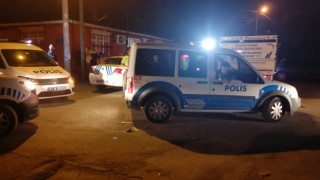 Kocaeli’de çeşitli suçlardan aranan kişi bira şişesiyle polislere saldırdı