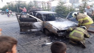 Balıkesir’de park halindeki otomobilde çıkan yangın söndürüldü