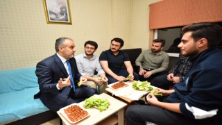 Üniversiteliler su indirimi için Aktaş’ı evlerinde ağırlayıp teşekkür etti