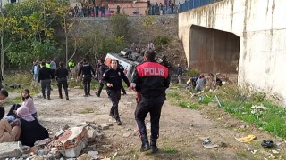 Kocaeli’de öğrenci servisi dere yatağına devrildi
