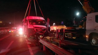 Kocaeli’de bariyere çarpan servis minibüsündeki 1 kişi öldü, 2 kişi yaralandı