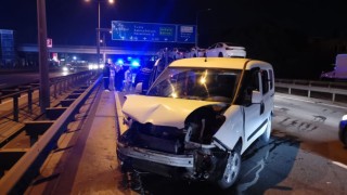 Kocaeli’de panelvanla çarpışan hafif ticari araç sürücüsü yaralandı
