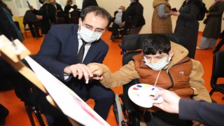 Özel öğrenciler ile davetliler aynı tuvale resim yaptılar