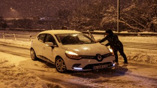 GÜNCELLEME İstanbul’da kar yağışı hayatı olumsuz etkiliyor