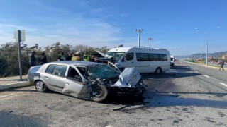 Balıkesir’de minibüsle çarpışan otomobilin sürücüsü hayatını kaybetti
